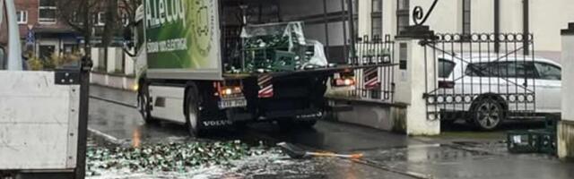 ФОТО | Вдребезги! В центре города на мостовую выпал груз пива