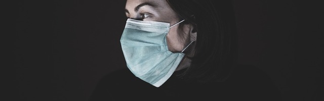 За поход в магазин мать двоих детей из Кингисеппа оштрафовали на 7,5 тысяч рублей. Всем жителям ее подъезда было запрещено выходить