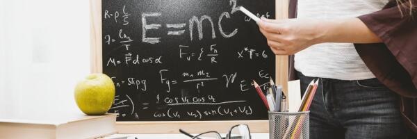 О чем пишет пресса: новый график зарплат педагогов, перипетии Rail Baltica