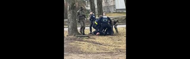 ВИДЕО ⟩ В Таллинне агрессивный мужчина напал на полицейского, на месте понадобилась помощь спецподразделения