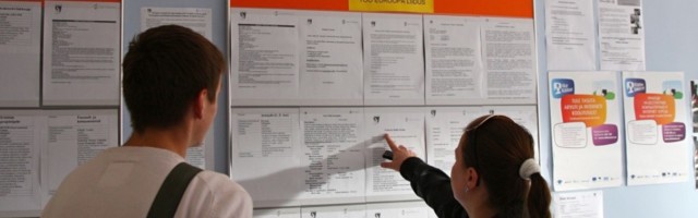 Безработица выросла за месяц на полпроцента