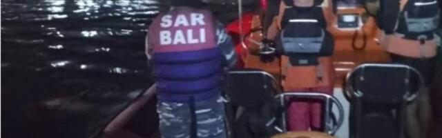 Возле Бали в бурном море затонул паром