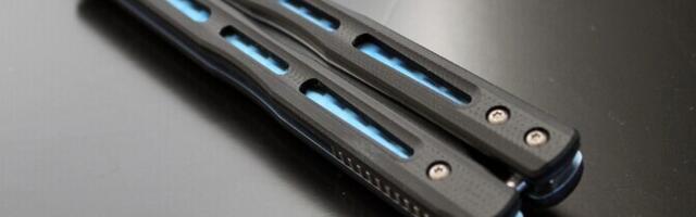 На КПП в Лухамаа у мужчины были изъяты кастет, балисонг и выкидной нож