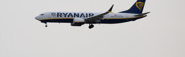 Пассажир Ryanair едва не вылетел из самолета через разбившийся иллюминатор