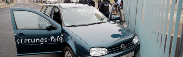 ФОТО | В ворота резиденции Меркель врезался автомобиль с надписью "Вы чертовы убийцы детей и стариков"