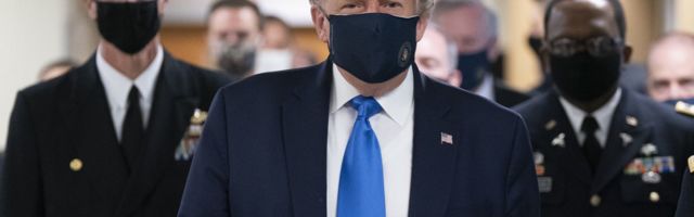 Президент США Трамп впервые надел маску на публике