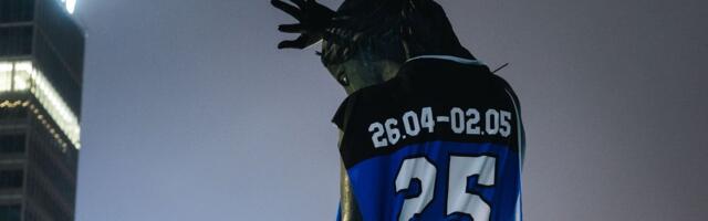 ФОТО | У сборной Эстонии по хоккею появился особенный болельщик — скульптура „Хямарик“ в свитере национальной команды