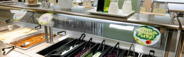 В школьных столовых по всей Эстонии дети начали готовить еду вместе с поварами