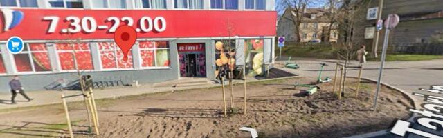 Жители Таллинна добиваются пандуса у магазина уже полтора года. Город обещает: „Будет — в 2026-м“