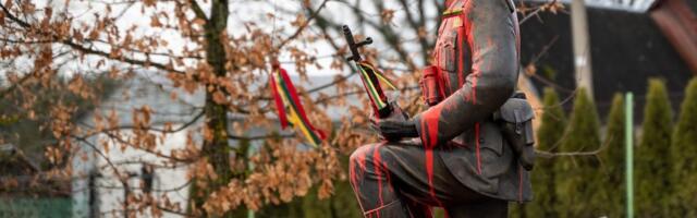 Суд Литвы признал виновными троих таллиннцев в порче памятника