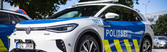 Сводка полиции: в Тарту мужчина на мопеде столкнулся с Mercedes