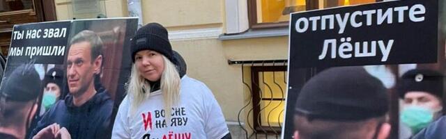 ФОТО | "Отпустите Лешу!" Возле посольства РФ в Таллинне прошла акция в поддержку Навального