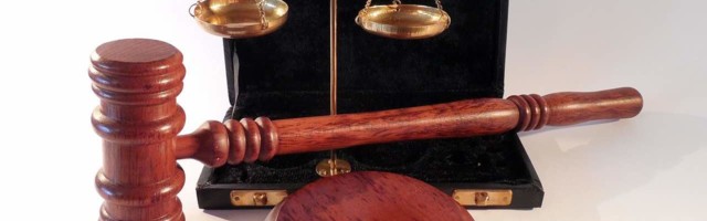 Присяжный адвокат обратился в суд на принятые правительством коронаограничения