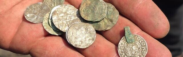 Около старой крепости на острове Муху нашли клад с серебряными монетами