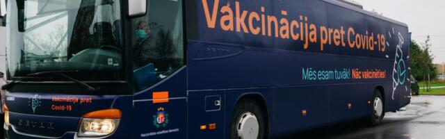 В микрорайонах Риги продолжают прививать от Covid-19 в специализированных автобусах