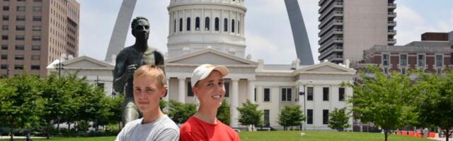 Кинодеятели братья Эско и их прорыв на лете продаж книг в Америке