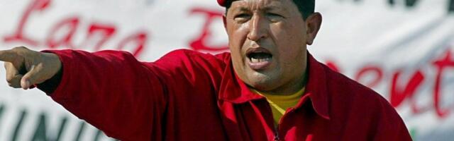 Правдиво ли видео, на котором венесуэльцы тащат по улице снесённый памятник Чавесу?