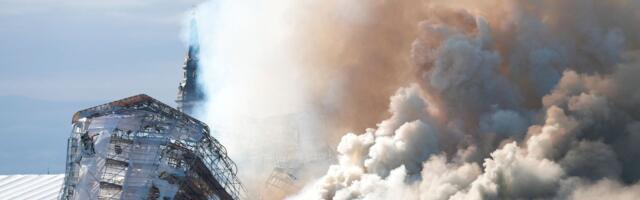 ФОТО И ВИДЕО | В Копенганене загорелось историческое здание биржи. Пожар уничтожил знаменитый шпиль