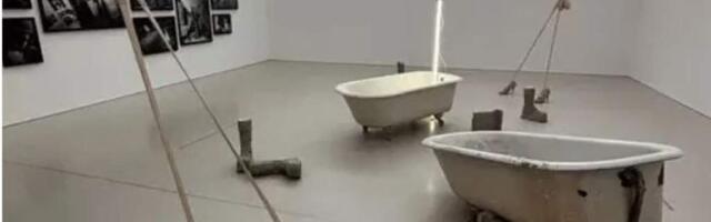 В варшавском Музее современного искусства выставляют две чугунные ванны за 800 тыс злотых