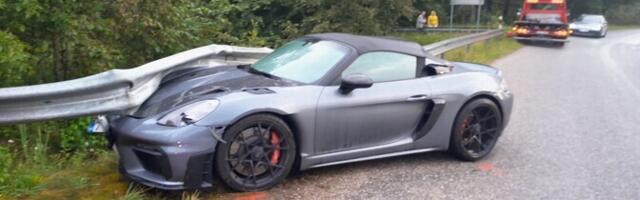 ФОТО: в волости Пылва Porsche влетел в дорожное ограждение