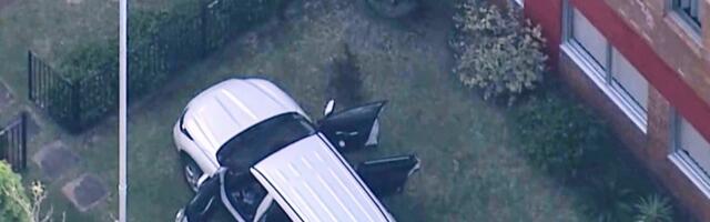 ВИДЕО | Автомобиль протаранил ворота генконсульства России в Сиднее