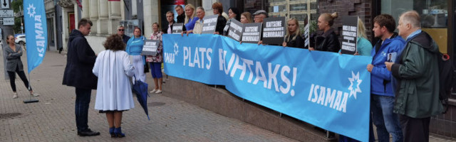 Антикоммунизму нужен воздух: в Таллине прошел пикет против возведения футбольного холла