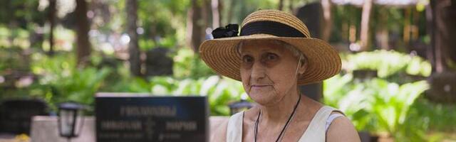 Бескорыстный труд: пенсионерка за свои деньги восстанавливает старинные могилы