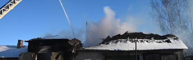 ФОТО | В Вильяндимаа открытым пламенем горит большой гараж