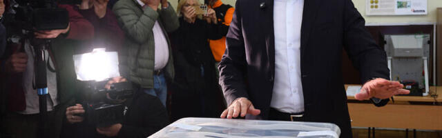 Фаворитом на проходящих в Болгарии парламентских выборах считается коалиция Румена Радева