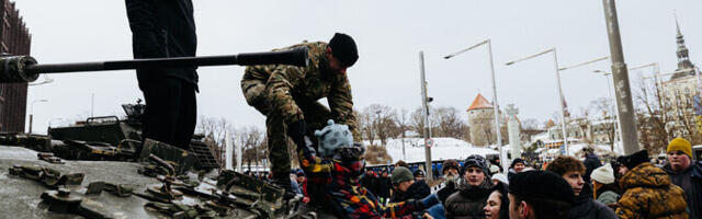 "АК": пришедшие на парад в Таллинне люди активно знакомились с военной техникой