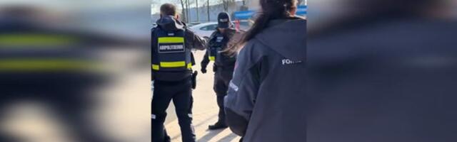 ВИДЕО | Охранник распылил перцовый газ в женщину, снимавшую полицейских. Охранная фирма: она представляла угрозу для сотрудников