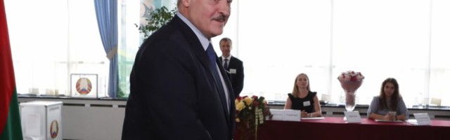 Согласно государственному экзитполу, Лукашенко набирает почти 80%. В Таллинне — у него 15%, в Москве — всего 6%,
