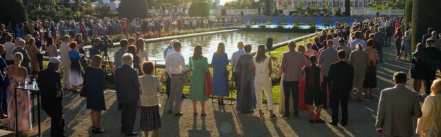 ПРЯМАЯ ТРАНСЛЯЦИЯ | Гости собираются в Розовом саду на президентский прием. Кто с кем пришел?