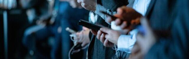 Школы Эстонии теперь сами решают, как ограничивать использование мобильных телефонов