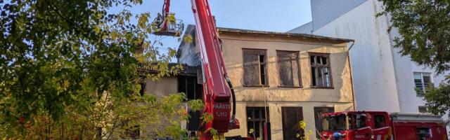 В Тарту ночью открытым пламенем горел дом