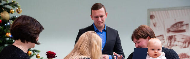 В Нарва-Йыэсуу поздравили семьи новорожденных, вручили им подарки и теплые носочки