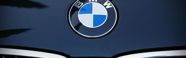 BMW врезался в автобусную остановку: пострадали два человека