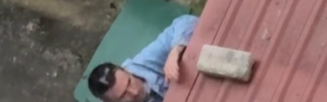 В Нарве мужчина залез на стену и кирпичом разбил окно салона красоты. Это сняли на видео