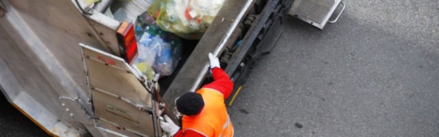 Предприниматель: найти водителя мусоровоза не помогает и зарплата в 4000 евро