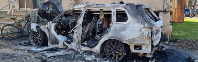 ФОТО | Ночью из-за загоревшегося автомобиля начался пожар в жилом доме. Несколько квартир стали непригодны для проживания