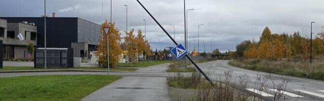 В Ласнамяэ наклонилось несколько фонарных столбов