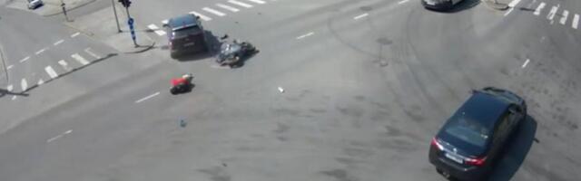 ВИДЕО | Поворачивающий налево виноват не всегда: в Таллинне мотоциклист устроил аварию