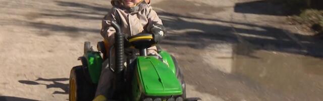 "Первое слово – трактор": трехлетний Арти помогает родителям на ферме