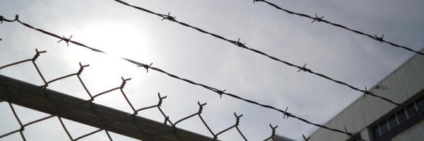 В нескольких тюрьмах Латвии заключённые объявили забастовку