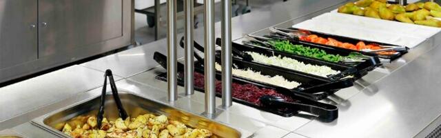 Школьные столовые открывают двери для всех желающих