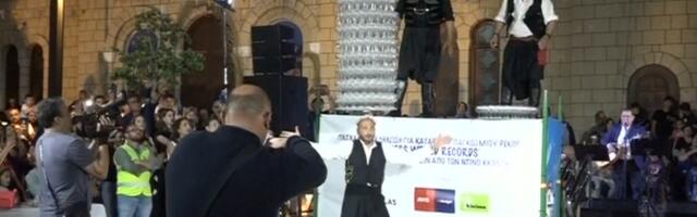 Рекорд Гиннесса на Кипре: на голову танцора водрузили семь подносов с 416 бокалами