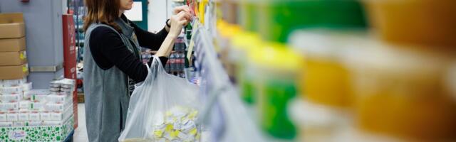 ФОТО | Повышение НСО: в магазинах ночью шла активная замена ценников