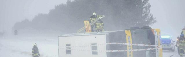 ФОТО | В Ида-Вирумаа перевернулся рейсовый автобус