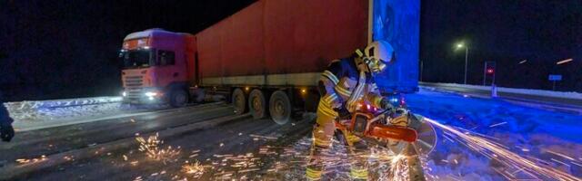 В волости Раэ грузовик врезался в ограждение и заблокировал дорогу