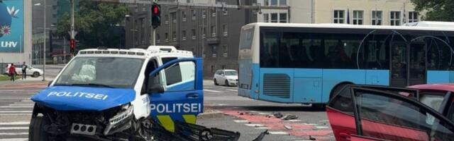 ВИДЕО | Полицейский патруль, направлявшийся на вызов к агрессивным пьяным, попал в аварию